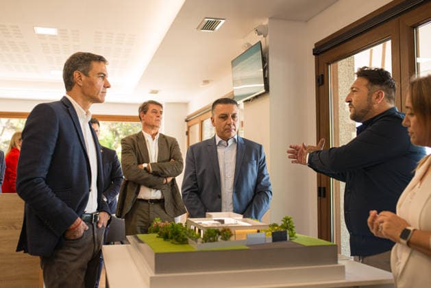 Pedro Sánchez Visits O Grove, Pontevedra The Prime Minister, Pedro Sánchez, during a visit to the company Caslua Import on October 1, 2026, in O Grove, Pontevedra, Galicia, Spain. Caslua Import specializes in the manufacture of industrialized housing and capsule homes. OCTOBER 1, 2026 Elena Ferná O Grove, Pontevedra, Galicia O Grove, Pontevedra, Galicia, Spain  Copyright: xElenaxFernandezx 7812976