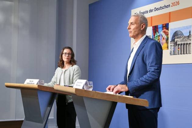 Berlin, Deutschland, 01.10.2026: Haus der Bundespressekonferenz: Pressekonferenz: R+V Versicherung - Studie: Die Ängste der Deutschen 2026: Isabelle Borucki und Grischa Brower-Rabinowitsch Copyright: xdtsxNachrichtenagenturx dts_137041