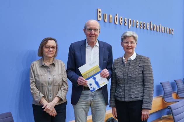 Berlin, Deutschland, 01.10.2026: Bundespressekonferenz: Postinfektiöse Erkrankungen: Versorgung, Forschung und Prävention am Beispiel von Long Covid: Carmen Scheibenbogen, Stellv. Leiterin des Instituts für Medizinische Immunologie, Charité Berlin, Norbert Suttorp, Mitglied der Leopoldina, Klinik für Infektiologie, Pneumologie und Intensivmedizin, Charité Berlin, Regina T. Riphahn, Vizepräsidentin und Mitglied der Leopoldina, Ph.D., Lehrstuhl für Statistik und empirische Wirtschaftsforschung, Friedrich-Alexander-Universität Erlangen-Nürnberg Copyright: xdtsxNachrichtenagenturx dts_137014