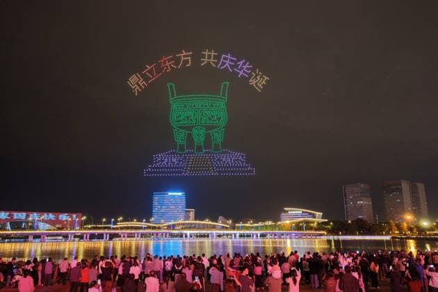 YANGZHOU, CHINA - OCTOBER 01: Citizens and tourists watch a drone light show at Mingyue Lake Park on October 1, 2026 in Yangzhou, Jiangsu Province of China. The event was held to celebrate China s National Day.  Copyright: xVCGx 111670982381
