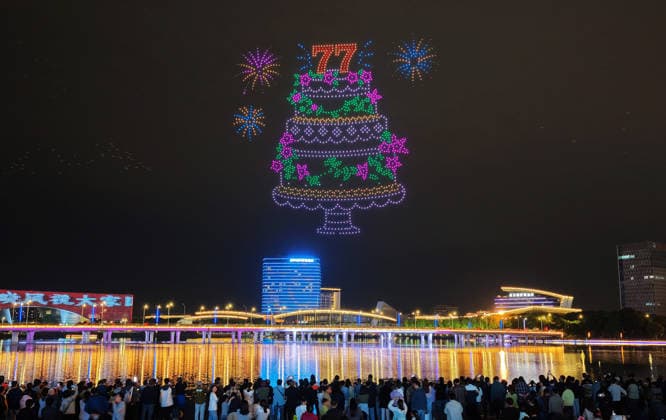 YANGZHOU, CHINA - OCTOBER 01: Citizens and tourists watch a drone light show at Mingyue Lake Park on October 1, 2026 in Yangzhou, Jiangsu Province of China. The event was held to celebrate China s National Day.  Copyright: xVCGx 111670982397