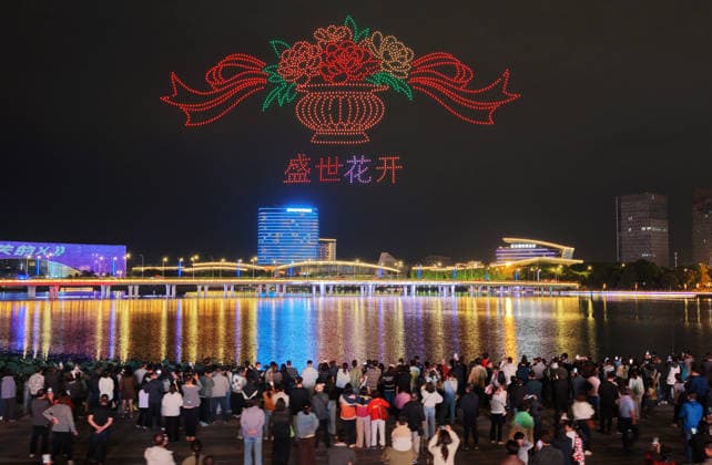 YANGZHOU, CHINA - OCTOBER 01: Citizens and tourists watch a drone light show at Mingyue Lake Park on October 1, 2026 in Yangzhou, Jiangsu Province of China. The event was held to celebrate China s National Day.  Copyright: xVCGx 111670982384
