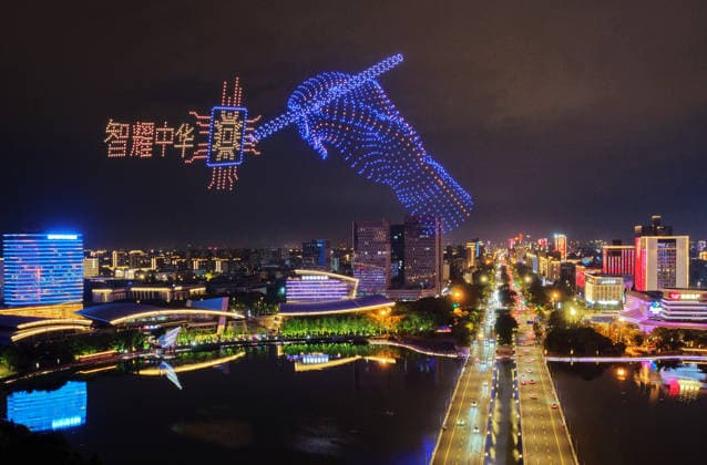 YANGZHOU, CHINA - OCTOBER 01: Citizens and tourists watch a drone light show at Mingyue Lake Park to celebrate the National Day on October 1, 2026 in Yangzhou, Jiangsu Province of China.  Copyright: xVCGx 111670982389