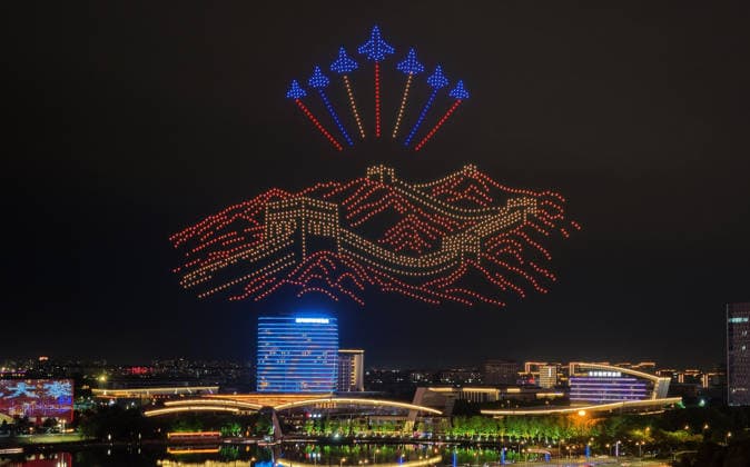 YANGZHOU, CHINA - OCTOBER 01: Citizens and tourists watch a drone light show at Mingyue Lake Park to celebrate National Day on October 1, 2026 in Yangzhou, Jiangsu Province of China.  Copyright: xVCGx 111670982390