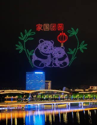 YANGZHOU, CHINA - OCTOBER 01: Citizens and tourists watch a drone light show to celebrate the National Day on October 1, 2026 in Yangzhou, Jiangsu Province of China. The event was held at Mingyue Lake Park.  Copyright: xVCGx 111670982394