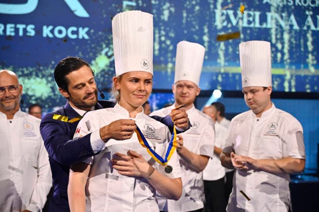 STOCKHOLM, SWEDEN 20261001 Evelina Änggren, winner of Chef of the Year, receives her medal from Prince Carl Philip during the final of Chef of the Year 2026 at Annexet in Stockholm STOCKHOLM, SWEDEN x10040x  Copyright: xAndersxWiklund TTx ARETS KOCK 2026 DozMFSVhe3Q