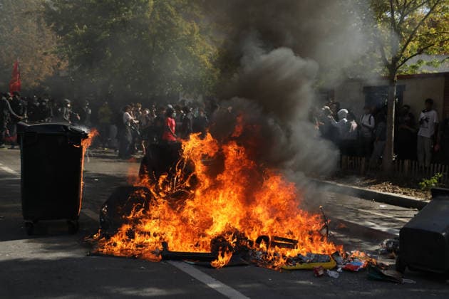 French student protesters clash with riot police near Paris AUBERVILLIERS, FRANCE - OCTOBER 1: French student protesters burn trash bins and bicycles during clashes with French riot police (CRS) in Aubervilliers, near Paris, France, on October 1, 2026. Mohamad Salaheldin Abdelghani Alsayed Anadolu Aubervilliers France. Editorial use only. Please get in touch for any other usage.  Copyright: x2026xAnadoluxMohamadxSalaheldinxAbdelghanixAlsayedx