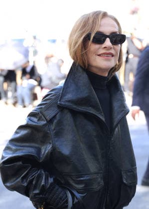 Isabelle Huppert arrives at the Balenciaga Spring Summer 2027 Women’s Ready-to-Wear fashion show during Paris Fashion Week (PFW) at the Tennis Club de Paris, France, on October 1, 2026. Denis Guignebourg, Bestimage. Arrivals at the Balenciaga fashion show as part of Paris RTW Spring Summer 2027 Fashion Week, held at the Tennis Club de Paris on October 1, 2026, in Paris, France. Paris, France  Copyright: xDenisxGuignebourgx xBestimagexDenisxGuignebourgx xBestimagex