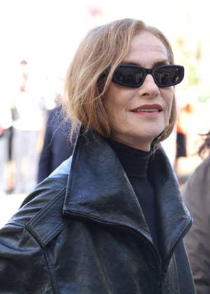 Isabelle Huppert arrives at the Balenciaga Spring Summer 2027 Women’s Ready-to-Wear fashion show during Paris Fashion Week (PFW) at the Tennis Club de Paris, France, on October 1, 2026. Denis Guignebourg, Bestimage. Arrivals at the Balenciaga fashion show as part of Paris RTW Spring Summer 2027 Fashion Week, held at the Tennis Club de Paris on October 1, 2026, in Paris, France. Paris, France  Copyright: xDenisxGuignebourgx xBestimagexDenisxGuignebourgx xBestimagex