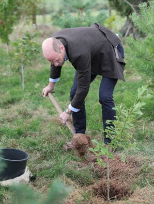 The Prince Of Wales Visits Monmouthshire And Herefordshire ABERGAVENNY, WALES - OCTOBER 01: Prince William, Prince Of Wales participates in a tree planting activity as he hears about the progress towards the goal of planting one million trees during his visit to charity Stump Up For Trees, which aims to plant native trees across South Wales, at White Castle Farm on October 01, 2026 in Abergavenny, Wales. The Prince of Wales visited the region to meet with those tackling the threat of flooding caused by extreme weather conditions., Credit:Chris Jackson PA ROTA - B68 Avalon United Kingdom, Wales, Abergavenny  Copyright: xChrisxJacksonx xPAxROTAx-xB68x xAvalonx 1139799989