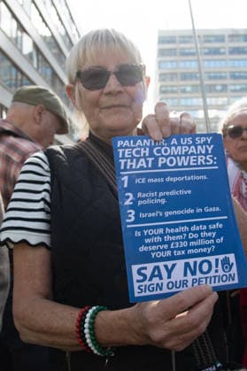 People vs Palantir International Day of Action at Guy s and St Thomas Hospital, London, UK - Thu 01 Oct 2026 Protestors against American data analytics company Palantir gather outside of Guy s and St Thomas Hospital in London, England, UK on Thursday 1 October, 2026 as part of the People vs Palantir International Day of Action calling on NHS England to cancel its £330 million, seven-year contract with Palantir which was awarded in November 2023 to run the nationwide Federated Data Platform (FDP) ., Credit:Justin Ng Avalon UK, England, London, Guy s and St Thomas Hospital Copyright: xJustinxNgx xAvalonx 1139792558