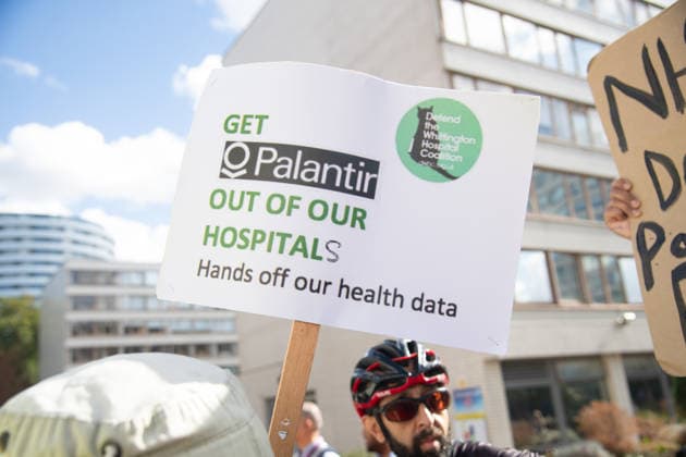 People vs Palantir International Day of Action at Guy s and St Thomas Hospital, London, UK - Thu 01 Oct 2026 Protestors against American data analytics company Palantir gather outside of Guy s and St Thomas Hospital in London, England, UK on Thursday 1 October, 2026 as part of the People vs Palantir International Day of Action calling on NHS England to cancel its £330 million, seven-year contract with Palantir which was awarded in November 2023 to run the nationwide Federated Data Platform (FDP) ., Credit:Justin Ng Avalon UK, England, London, Guy s and St Thomas Hospital Copyright: xJustinxNgx xAvalonx 1139792565