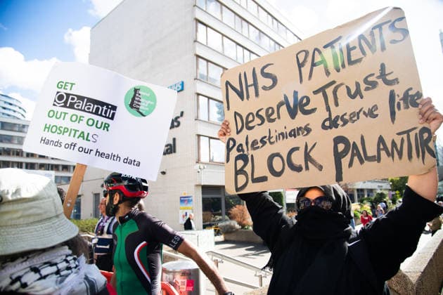 People vs Palantir International Day of Action at Guy s and St Thomas Hospital, London, UK - Thu 01 Oct 2026 Protestors against American data analytics company Palantir gather outside of Guy s and St Thomas Hospital in London, England, UK on Thursday 1 October, 2026 as part of the People vs Palantir International Day of Action calling on NHS England to cancel its £330 million, seven-year contract with Palantir which was awarded in November 2023 to run the nationwide Federated Data Platform (FDP) ., Credit:Justin Ng Avalon UK, England, London, Guy s and St Thomas Hospital Copyright: xJustinxNgx xAvalonx 1139792573