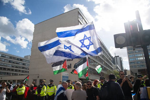 People vs Palantir International Day of Action at Guy s and St Thomas Hospital, London, UK - Thu 01 Oct 2026 Pro Israel and Pro Palantir counter protestors can be seen with Protestors against American data analytics company Palantir gather outside of Guy s and St Thomas Hospital in London, England, UK on Thursday 1 October, 2026 as part of the People vs Palantir International Day of Action calling on NHS England to cancel its £330 million, seven-year contract with Palantir which was awarded in November 2023 to run the nationwide Federated Data Platform (FDP) ., Credit:Justin Ng Avalon UK, England, London, Guy s and St Thomas Hospital Copyright: xJustinxNgx xAvalonx 1139792587