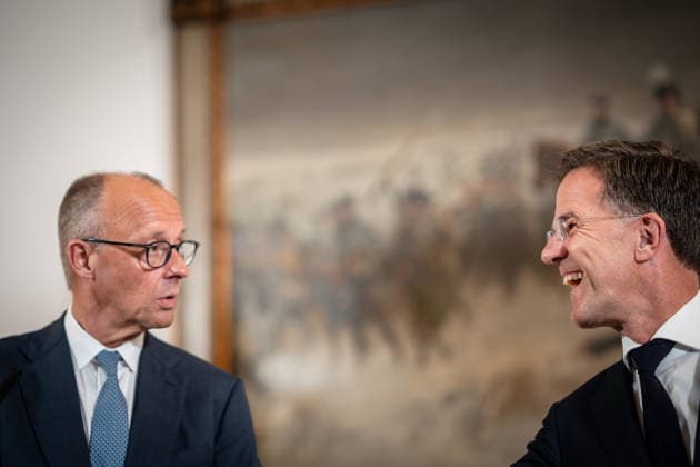 Friedrich Merz, Bundeskanzler Deutschland, mit Mark Rutte, NATO-Generalsekretär (von links) während der Abschlussstatements;Treffen Bundeskanzler, Premierminister der Niederlande und NATO-Generalsekretär beim 1. Deutsch-Niederländischen Corps in Münster, Münster Nordrhein-Westfalen Deutschland Deutsch-Niederländische Corps