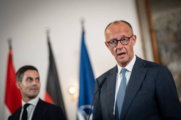 Friedrich Merz, Bundeskanzler Deutschland, mit Rob Jetten, Premierminister Niederlande (links) während der Abschlussstatements;Treffen Bundeskanzler, Premierminister der Niederlande und NATO-Generalsekretär beim 1. Deutsch-Niederländischen Corps in Münster, Münster Nordrhein-Westfalen Deutschland Deutsch-Niederländische Corps
