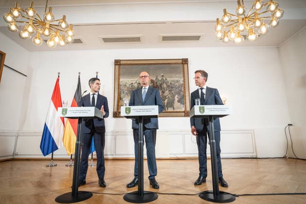 Friedrich Merz, Bundeskanzler Deutschland (Mitte), mit Rob Jetten, Premierminister Niederlande (links) und Mark Rutte, NATO-Generalsekretär (rechts) während der Abschlussstatements;Treffen Bundeskanzler, Premierminister der Niederlande und NATO-Generalsekretär beim 1. Deutsch-Niederländischen Corps in Münster, Münster Nordrhein-Westfalen Deutschland Deutsch-Niederländische Corps