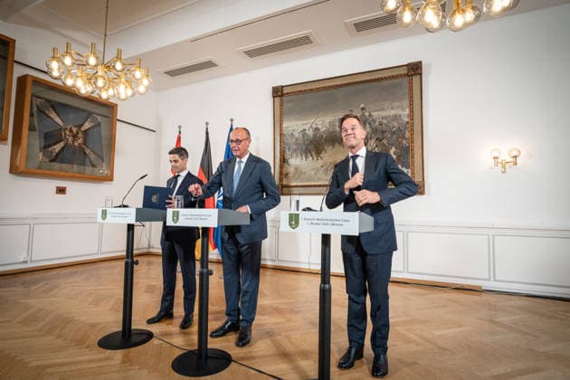 Friedrich Merz, Bundeskanzler Deutschland (Mitte), mit Rob Jetten, Premierminister Niederlande (links) und Mark Rutte, NATO-Generalsekretär (rechts) während der Abschlussstatements;Treffen Bundeskanzler, Premierminister der Niederlande und NATO-Generalsekretär beim 1. Deutsch-Niederländischen Corps in Münster, Münster Nordrhein-Westfalen Deutschland Deutsch-Niederländische Corps