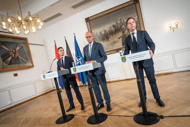 Friedrich Merz, Bundeskanzler Deutschland (Mitte), mit Rob Jetten, Premierminister Niederlande (links) und Mark Rutte, NATO-Generalsekretär (rechts) während der Abschlussstatements;Treffen Bundeskanzler, Premierminister der Niederlande und NATO-Generalsekretär beim 1. Deutsch-Niederländischen Corps in Münster, Münster Nordrhein-Westfalen Deutschland Deutsch-Niederländische Corps