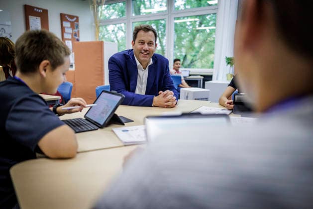 Lars Klingbeil, Bundesminister der Finanzen, aufgenommen im Rahmen seiner Zukunftstour durch Niedersachsen. Hier Besuch der Oskar Schindler Gesamtschule in Hildesheim. Die Schulkinder arbeiten mit iPads, die aus den Mitteln des Sondervermoegens der Bundesregierung finanziert wurden. Fotografiert im Auftrag des Bundesfinanzministeriums Hildesheim Deutschland Copyright: xThomasxKoehlerx