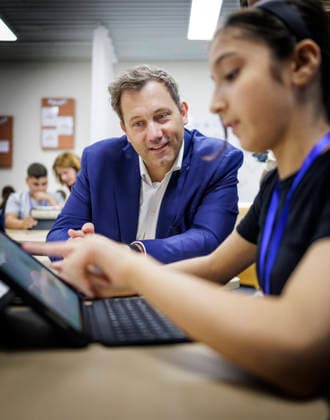 Lars Klingbeil, Bundesminister der Finanzen, aufgenommen im Rahmen seiner Zukunftstour durch Niedersachsen. Hier Besuch der Oskar Schindler Gesamtschule in Hildesheim. Die Schulkinder arbeiten mit iPads, die aus den Mitteln des Sondervermoegens der Bundesregierung finanziert wurden. Fotografiert im Auftrag des Bundesfinanzministeriums Hildesheim Deutschland Copyright: xThomasxKoehlerx