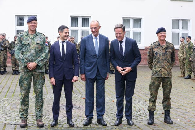 Treffen des Bundeskanzlers mit dem Premierminister der Niederlande und dem NATO-Generalsekretär beim 1. Deutsch-Niederländischen Corps Generalmajor Wilfred Rietdijk; Rob Jetten (D66), Ministerpräsident der Niederlande; Friedrich Merz (CDU), Bundeskanzler; Mark Rutte, NATO-Generalsekretär; Peter Mirow, Kommandierender General des I. Deutsch-Niederländischen Corps. Münster, Nordrhein-Westfalen, DEU, Deutschland, 01.10.2026
