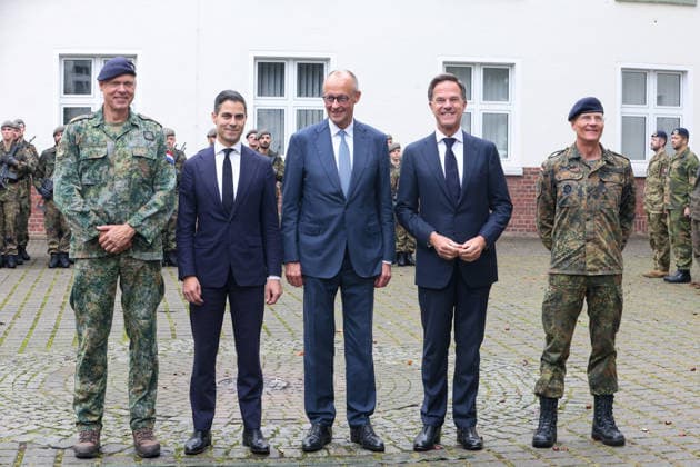 Treffen des Bundeskanzlers mit dem Premierminister der Niederlande und dem NATO-Generalsekretär beim 1. Deutsch-Niederländischen Corps Generalmajor Wilfred Rietdijk; Rob Jetten (D66), Ministerpräsident der Niederlande; Friedrich Merz (CDU), Bundeskanzler; Mark Rutte, NATO-Generalsekretär; Peter Mirow, Kommandierender General des I. Deutsch-Niederländischen Corps. Münster, Nordrhein-Westfalen, DEU, Deutschland, 01.10.2026