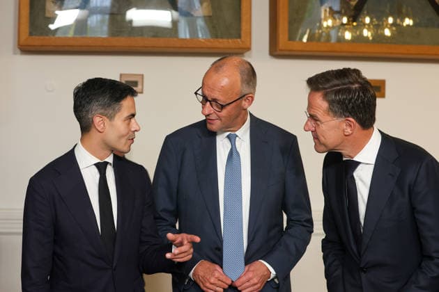 Treffen des Bundeskanzlers mit dem Premierminister der Niederlande und dem NATO-Generalsekretär beim 1. Deutsch-Niederländischen Corps Lagebesprechung. Rob Jetten (D66), Ministerpräsident der Niederlande; Friedrich Merz (CDU), Bundeskanzler und Mark Rutte, NATO-Generalsekretär. Münster, Nordrhein-Westfalen, DEU, Deutschland, 01.10.2026