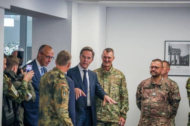 Treffen des Bundeskanzlers mit dem Premierminister der Niederlande und dem NATO-Generalsekretär beim 1. Deutsch-Niederländischen Corps Gespräch mit Soldatinnen und Soldaten des Corps. Friedrich Merz (CDU), Bundeskanzler und Mark Rutte, NATO-Generalsekretär. Münster, Nordrhein-Westfalen, DEU, Deutschland, 01.10.2026