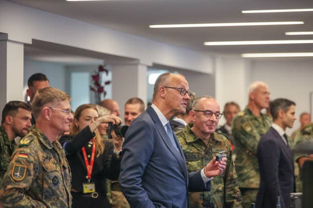 Treffen des Bundeskanzlers mit dem Premierminister der Niederlande und dem NATO-Generalsekretär beim 1. Deutsch-Niederländischen Corps Gespräch mit Soldatinnen und Soldaten des Corps. Friedrich Merz (CDU), Bundeskanzler und Carsten Breuer, Generalinspekteur der Bundeswehr. Münster, Nordrhein-Westfalen, DEU, Deutschland, 01.10.2026