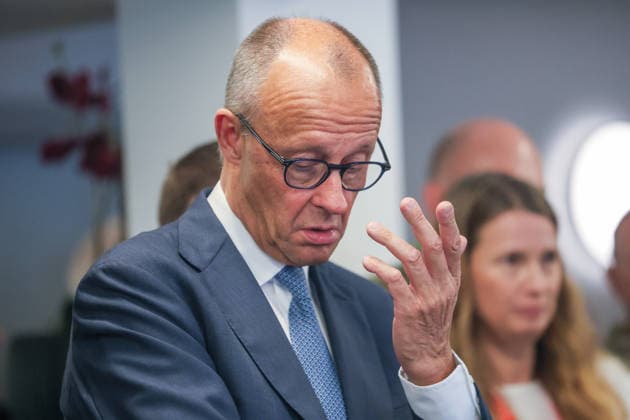 Treffen des Bundeskanzlers mit dem Premierminister der Niederlande und dem NATO-Generalsekretär beim 1. Deutsch-Niederländischen Corps Gespräch mit Soldatinnen und Soldaten des Corps. Friedrich Merz (CDU), Bundeskanzler. Münster, Nordrhein-Westfalen, DEU, Deutschland, 01.10.2026