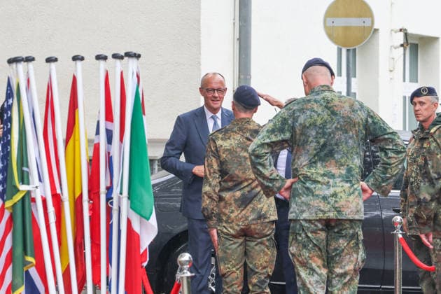 Treffen des Bundeskanzlers mit dem Premierminister der Niederlande und dem NATO-Generalsekretär beim 1. Deutsch-Niederländischen Corps Ankunft des Bundeskanzlers im Ehrenhof, Friedrich Merz (CDU), Bundeskanzler. Münster, Nordrhein-Westfalen, DEU, Deutschland, 01.10.2026