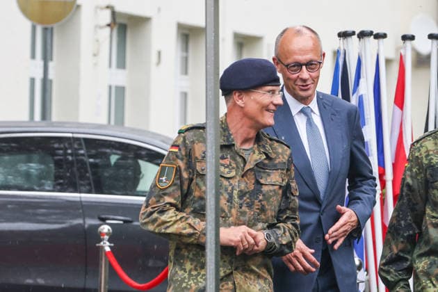 Treffen des Bundeskanzlers mit dem Premierminister der Niederlande und dem NATO-Generalsekretär beim 1. Deutsch-Niederländischen Corps Ankunft des Bundeskanzlers im Ehrenhof, Friedrich Merz (CDU), Bundeskanzler. Münster, Nordrhein-Westfalen, DEU, Deutschland, 01.10.2026