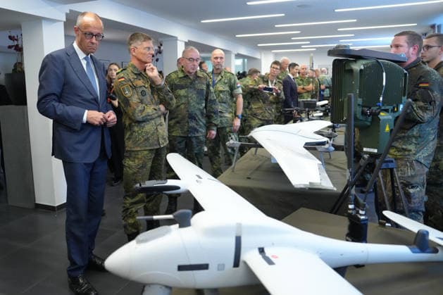 Besuch des Deutsch-Niederlaendischen Corps mit Bundeskanzler Merz Bundeskanzler Friedrich Merz bekommt verschiedenen Drohnen erlaeutert beim Gespraech mit Soldatinnen und Soldaten des 1. Deutsch-Niederlaendischen Corps, Muenster, 01.10.2026 Muenster NRW Deutschland