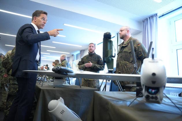 Besuch des Deutsch-Niederlaendischen Corps mit Bundeskanzler Merz NATO Generalsekretaer Mark Ruette beim Gespraech mit Soldatinnen und Soldaten des 1. Deutsch-Niederlaendischen Corps, Muenster, 01.10.2026 Muenster NRW Deutschland