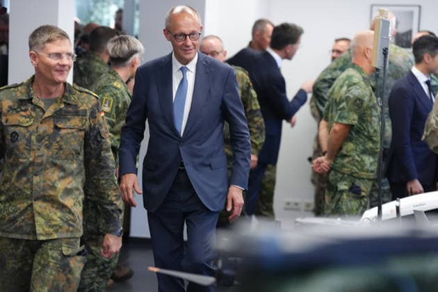 Besuch des Deutsch-Niederlaendischen Corps mit Bundeskanzler Merz Bundeskanzler Friedrich Merz auf dem Weg zu seinen Gespraech mit Soldatinnen und Soldaten des 1. Deutsch-Niederlaendischen Corps, Muenster, 01.10.2026 Muenster NRW Deutschland