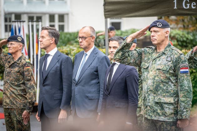 Generalleutnant Peter Mirow, Mark Rutte, NATO-Generalsekretär, Friedrich Merz, Bundeskanzler, Rob Jetten, Premierminister Niederlande, Wilfred Rietdijk, Generalmajor stellvertretender Kommandeur des 1. Deutsch-Niederländischen Korps (von links) während der militärischen Ehren mit den Nationalhymnen von Deutschland und den Niederlanden sowie der Hymne der NATO;Treffen Bundeskanzler, Premierminister der Niederlande und NATO-Generalsekretär beim 1. Deutsch-Niederländischen Corps in Münster, Münster Nordrhein-Westfalen Deutschland Deutsch-Niederländische Corps
