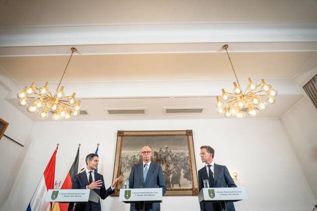 Friedrich Merz, Bundeskanzler Deutschland (Mitte), mit Rob Jetten, Premierminister Niederlande (links) und Mark Rutte, NATO-Generalsekretär (rechts) während der Abschlussstatements;Treffen Bundeskanzler, Premierminister der Niederlande und NATO-Generalsekretär beim 1. Deutsch-Niederländischen Corps in Münster, Münster Nordrhein-Westfalen Deutschland Deutsch-Niederländische Corps