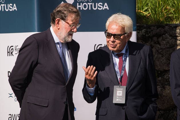 Felipe VI and Pedro Sánchez attend the opening of the La Toja Forum in O Grove, Pontevedra. Former Prime Ministers Mariano Rajoy and Felipe González converse upon their arrival at the opening of the La Toja Forum on October 1, 2026, in O Grove, Pontevedra, Galicia, Spain. The La Toja Atlantic Link Forum is a renowned annual forum for debate and reflection focused on the defense of liberal democracy, the Atlantic partnership, and international cooperation. Founded in 2019 on the initiative of Josep Piqué, Amancio López Seijas, and the Hotusa Group, it brings together prominent political, business leaders, academics, and representatives of civil society on the island of La Toja. OCTOBER 1, 2026 LA TOJA FORUM POLITICS ECONOMY SPEAKERS ATLANTI  Copyright: xElenaxFernandezx 7813264