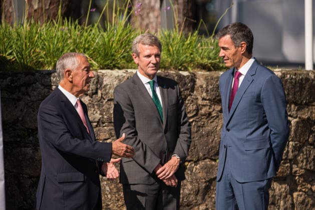 Felipe VI and Pedro Sánchez attend the opening of the La Toja Forum in O Grove, Pontevedra. Prime Minister Pedro Sánchez (center) talks with the president of the Xunta de Galicia, Alfonso Rueda, and the former President of the Portuguese Republic, Marcelo Rebelo de Sousa, upon his arrival at the opening of the La Toja Forum on October 1, 2026, in O Grove, Pontevedra, Galicia, Spain. The La Toja Forum: Atlantic Link is a renowned annual forum for debate and reflection focused on the defense of liberal democracy, the Atlantic partnership, and international cooperation. Founded in 2019 on the initiative of Josep Piqué, Amancio López Seijas, and the Hotusa Group, it brings together prominent political, business leaders, academics, and represen  Copyright: xElenaxFernandezx 7813275
