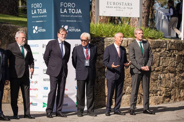 Felipe VI and Pedro Sánchez attend the opening of the La Toja Forum in O Grove, Pontevedra, on October 1, 2026. Former Prime Minister Mariano Rajoy, former Prime Minister Felipe González, former President of the Portuguese Republic Marcelo Rebelo de Sousa, and President of the Xunta de Galicia, Alfonso Rueda, upon their arrival at the opening of the La Toja Forum on October 1, 2026, in O Grove, Pontevedra, Galicia, Spain. The La Toja Forum: Atlantic Link is a renowned annual forum for debate and reflection focused on the defense of liberal democracy, the Atlantic link, and international cooperation. Founded in 2019 on the initiative of Josep Piqué, Amancio López Seijas, and the Hotusa Group, it brings together prominent political, business  Copyright: xElenaxFernandezx 7813282