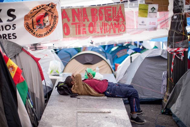 Fifth day of the housing protest camp in Madrid, Spain - 01 Oct 2026 A protester lying on a bench communicates on a phone at the encampment in Puerta del Sol, central Madrid, during a protest camp against the high cost of housing and rent. The protest arose following the eviction of an 87-years-old woman from her apartment in Madrid. Madrid Spain Copyright: xLuisxSotox xSOPAxImagesx LSOTOQDA05