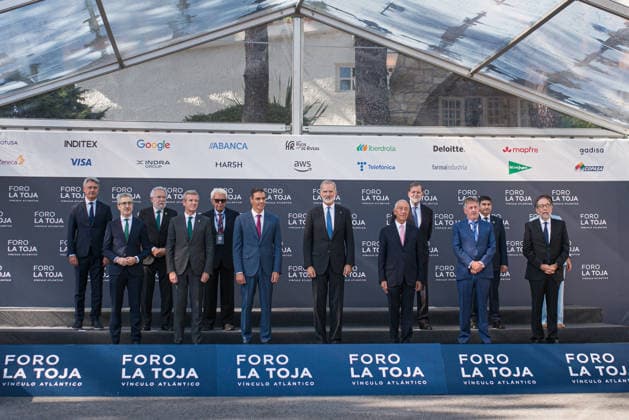 Felipe VI and Pedro Sánchez attend the opening of the La Toja Forum in O Grove, Pontevedra Group photo taken during the opening of the La Toja Forum on October 1, 2026, in O Grove, Pontevedra, Galicia, Spain. The La Toja Forum: Atlantic Link is a renowned annual forum for debate and reflection focused on the defense of liberal democracy, the Atlantic partnership, and international cooperation. Founded in 2019 on the initiative of Josep Piqué, Amancio López Seijas, and the Hotusa Group, it brings together prominent political, business leaders, academics, and representatives of civil society on the island of La Toja October 1, 2026 LA TOJA FORUM POLITICS ECONOMY SPEAKERS ATLANTIC LINK INTERNATIONAL COOPERATION Elena Ferná O Grove, Pontevedra  Copyright: xElenaxFernandezx 7813287