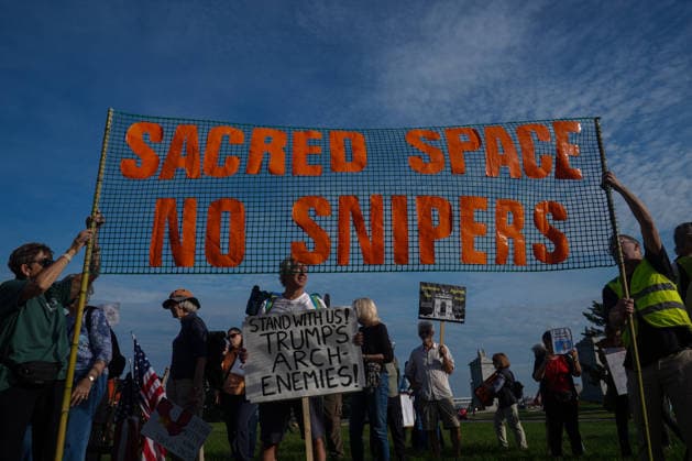 Demonstrators protest Trump’s proposed triumphal arch in Washington DC WASHINGTON, D.C., UNITED STATES - OCTOBER 01: Demonstrators protest against US President Donald Trump’s proposed triumphal arch at Memorial Circle in Washington, D.C., on October 01, 2026. Trump has said the planned structure, proposed near Arlington National Cemetery along the Potomac River, would include facilities for drones and snipers. The project is part of Trump’s efforts to reshape the US capital. Mehmet Eser Anadolu Washington, D.C. United States. Editorial use only. Please get in touch for any other usage.  Copyright: x2026xAnadoluxMehmetxEserx