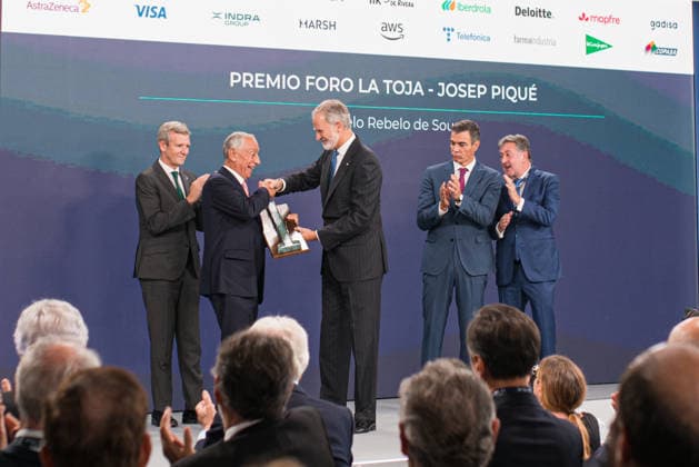 Felipe VI and Pedro Sánchez attend the opening of the La Toja Forum in O Grove, Pontevedra. King Felipe VI presents the Josep Piqué La Toja Forum Award to the former President of the Portuguese Republic, Marcelo Rebelo de Sousa, during the opening of the La Toja Forum on October 1, 2026, in O Grove, Pontevedra, Galicia, Spain. The La Toja Forum: Atlantic Link is a renowned annual forum for debate and reflection focused on the defense of liberal democracy, the Atlantic bond, and international cooperation. Founded in 2019 on the initiative of Josep Piqué, Amancio López Seijas, and the Hotusa Group, it brings together prominent political, business leaders, academics, and representatives of civil society on the island of La Toja. OCTOBER 1, 20  Copyright: xElenaxFernandezx 7813315