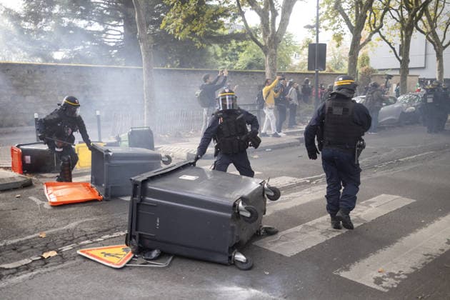 High school blockade in Seine-Saint-Denis Student clash with police forces near Paul Eluard secondary school in Saint-Denis, North of Paris, on October 1, 2026 as they continue their protest to demand the hiring of substitute teachers, increased resources, and decent learning conditions. Photo by Raphael Lafargue ABACAPRESS.COM Saint-Denis France  Copyright: xLafarguexRaphael ABACAx