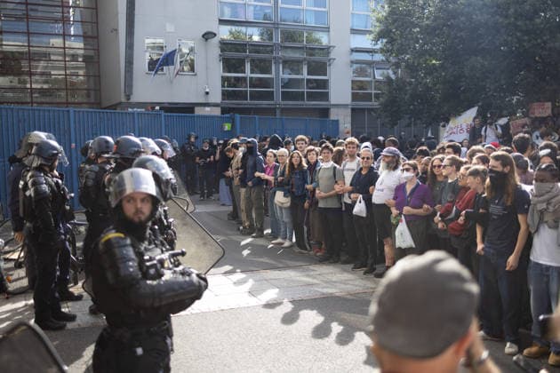 High school blockade in Seine-Saint-Denis Student and teachers in front of police forces near Lycee Suger secondary school in Saint-Denis, North of Paris, on October 1, 2026 as they continue their protest to demand the hiring of substitute teachers, increased resources, and decent learning conditions. Photo by Raphael Lafargue ABACAPRESS.COM Saint-Denis France  Copyright: xLafarguexRaphael ABACAx