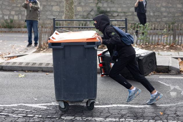 High school blockade in Seine-Saint-Denis Student clash with police forces near Paul Eluard secondary school in Saint-Denis, North of Paris, on October 1, 2026 as they continue their protest to demand the hiring of substitute teachers, increased resources, and decent learning conditions. Photo by Raphael Lafargue ABACAPRESS.COM Saint-Denis France  Copyright: xLafarguexRaphael ABACAx
