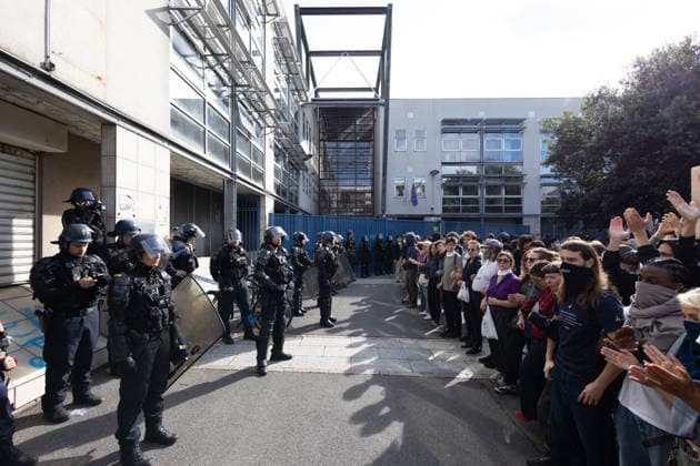 High school blockade in Seine-Saint-Denis Student and teachers in front of police forces near Lycee Suger secondary school in Saint-Denis, North of Paris, on October 1, 2026 as they continue their protest to demand the hiring of substitute teachers, increased resources, and decent learning conditions. Photo by Raphael Lafargue ABACAPRESS.COM Saint-Denis France  Copyright: xLafarguexRaphael ABACAx
