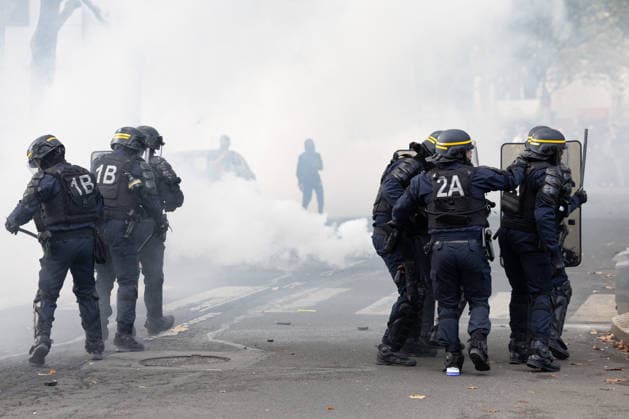 High school blockade in Seine-Saint-Denis Student clash with police forces near Paul Eluard secondary school in Saint-Denis, North of Paris, on October 1, 2026 as they continue their protest to demand the hiring of substitute teachers, increased resources, and decent learning conditions. Photo by Raphael Lafargue ABACAPRESS.COM Saint-Denis France  Copyright: xLafarguexRaphael ABACAx